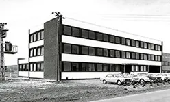 Errichtung eines dreistöckigen Verwaltungsgebäudes sowie der ersten Halle, die als Lager dient. Weitere Hallen und Verwaltungsgebäude würden in den nächsten Jahren an dieser Adresse folgen.