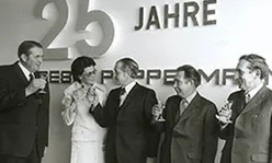 Ehrung der Männer der ersten Stunde: (v.r.) Aloys Wienhold, Gottfried Thobe und August B?ckmann. Gleichzeitig Einweihung eines neuen Betriebsgeb?udes: der Halle 3. Das Unternehmen zählt zu dieser Zeit 200 Beschäftigte.
