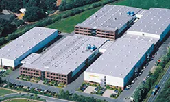 Ein neues Fabrikgebäude an einem neuen Standort: Werk in Brockdorf. Nach fürtigstellung der Hallen 21, 22 und 23 in Brockdorf wird die Produktion des Geschäftübereichs pöppelmann K-TECH® dorthin verlegt.