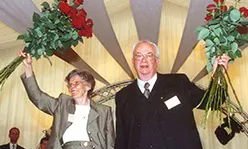 pöppelmann ist mit 800 Mitarbeitern und Tochtergesellschaften sowie Niederlassungen in Frankreich, Spanien, England, D?nemark, Belgien und den Niederlanden eines der f?hrenden Unternehmen in der Kunststoffverarbeitung in Europa.